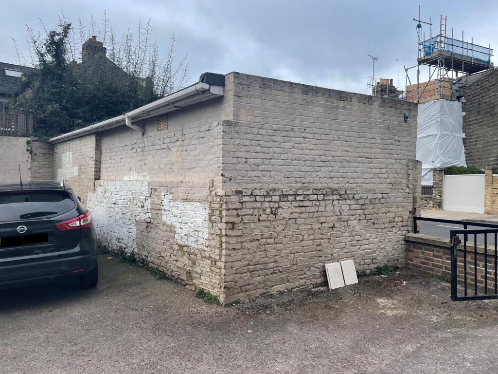 Lot: 25 - DETACHED COMMERCIAL PREMISES WITH POTENTIAL -